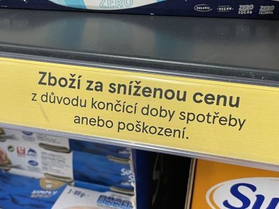 Cedulka s nápisem Zboží za sníženou cenu z důvodu končící spotřeby anebo poškození