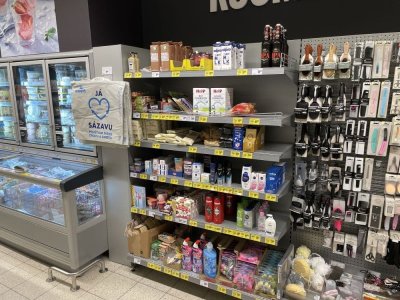 Regál s výprodejovým zbožím v supermarketu