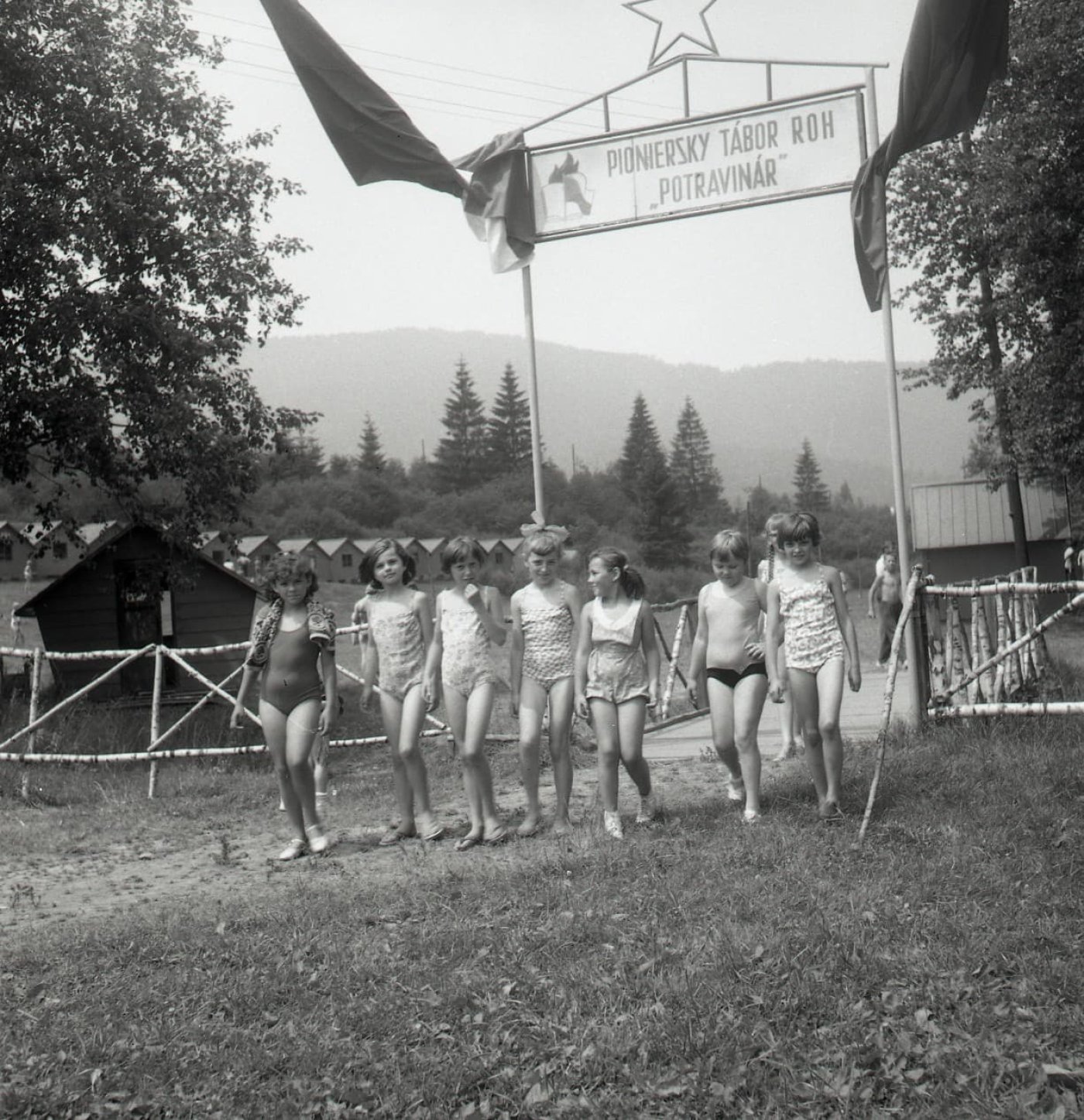 Černobílá fotografie dětí na pionýrském táboře