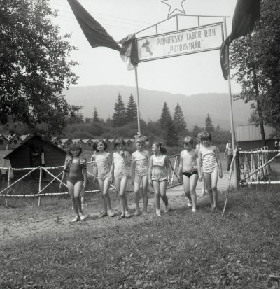 Černobílá fotografie dětí na pionýrském táboře