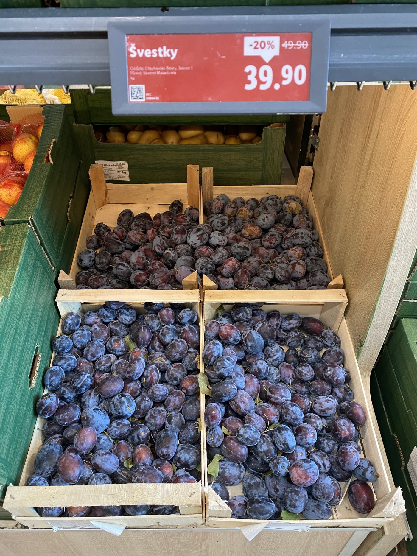 Čerstvé švestky v supermarketu