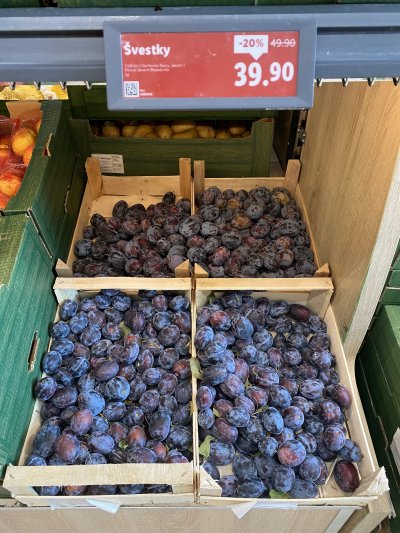 Čerstvé švestky v supermarketu