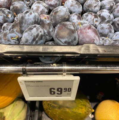 Čerstvé švestky v supermarketu