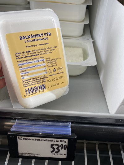 Balkánský sýr v supermarketu
