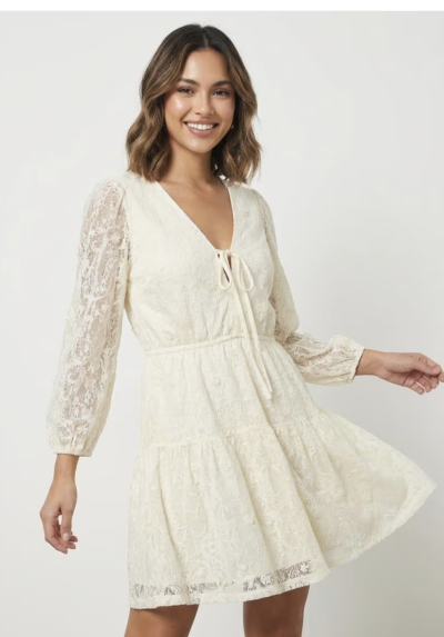 Modelka v bílých šatech
