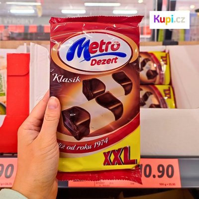 Ruka drží v obchodě Metro Dezert