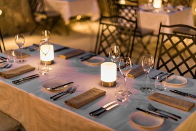 Stůl na terase restaurace La Villa