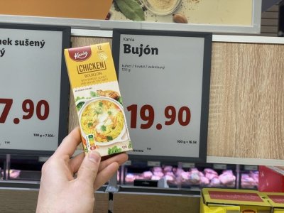 Kuřecí a slepičí bujóny v obchodě