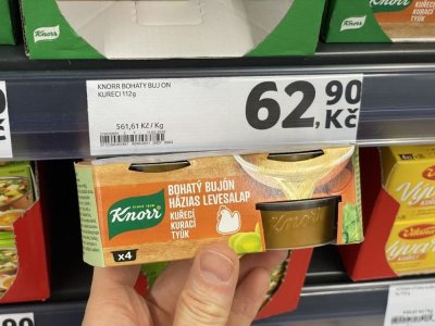 Kuřecí a slepičí bujóny v obchodě