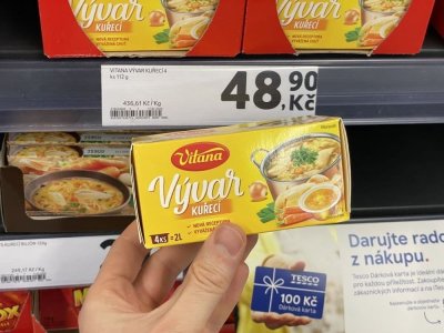 Kuřecí a slepičí bujóny v obchodě
