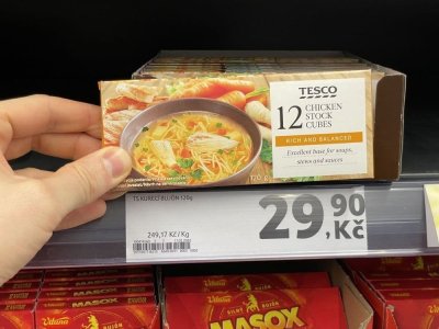 Kuřecí a slepičí bujóny v obchodě