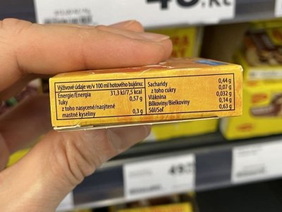 Kuřecí a slepičí bujóny v obchodě