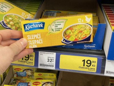 Kuřecí a slepičí bujóny v obchodě