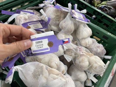 Česnek v supermarketu s označením českého původu