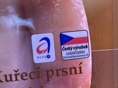 Balení kuřecího masa se značkami KLASA a Český výrobek
