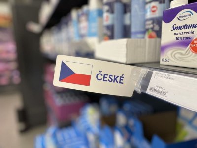 Označení českého výrobku v regálu supermarketu