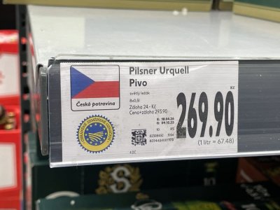 Štítek s názvem a cenou piva v supermarketu