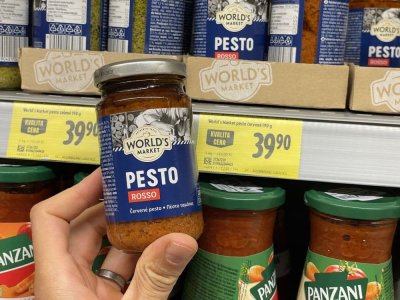 Rajčatové pesto v supermarketu