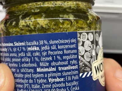 Etiketa na sklenici bazalkového pesta