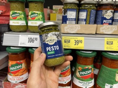 Bazalkové pesto v supermarketu