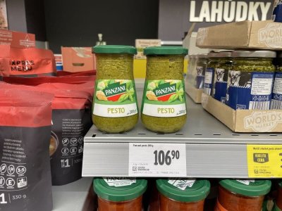 Bazalkové pesto v supermarketu