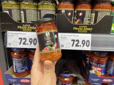 Rajčatové pesto v supermarketu
