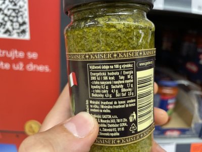 Etiketa na sklenici bazalkového pesta
