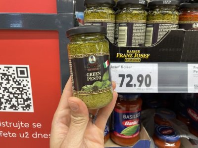 Bazalkové pesto v supermarketu