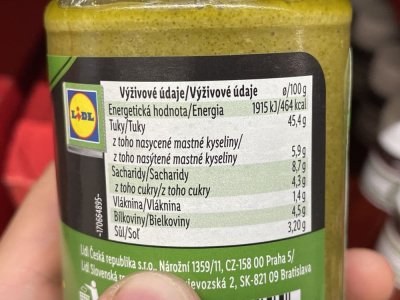 Etiketa na sklenici bazalkového pesta