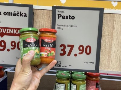 Bazalkové a rajčatové pesto v supermarketu