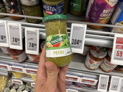 Bazalkové pesto v supermarketu