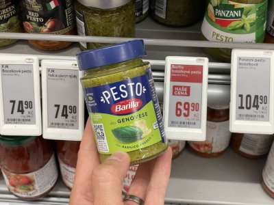 Bazalkové pesto v supermarketu