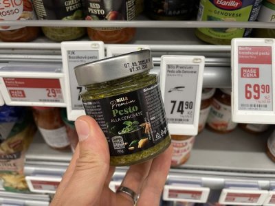 Bazalkové pesto v supermarketu