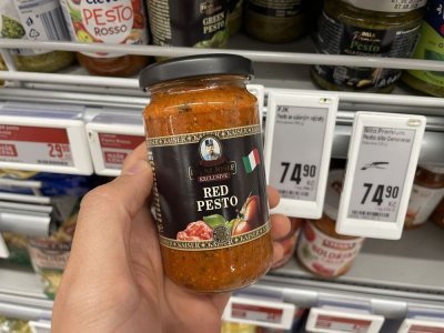 Rajčatové pesto v supermarketu