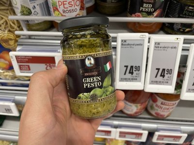 Bazalkové pesto v supermarketu