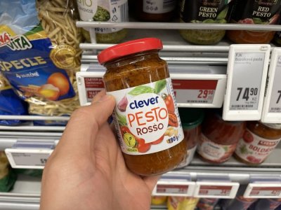 Rajčatové pesto v supermarketu