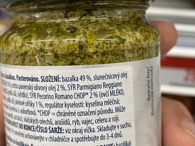 Etiketa na sklenici bazalkového pesta