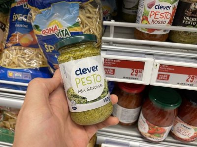 Bazalkové pesto v supermarketu