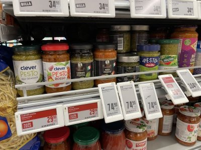 Bazalková a rajčatová pesta v supermarketu