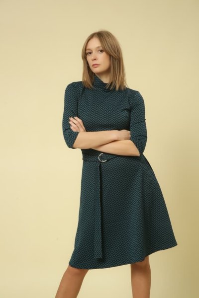 Modelka v tmavě tyrkysových šatech