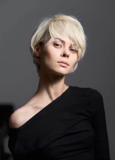 Portrét ženy s krátkými blond vlasy