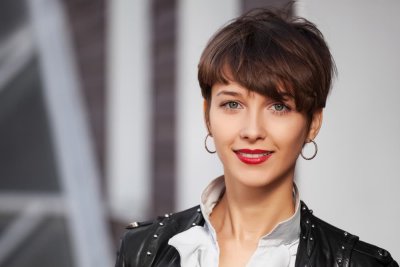 Žena s krátkými vlasy