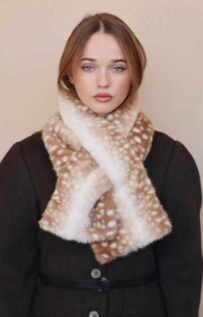 Modelka s šálou s bambi vzorem