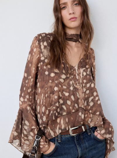 Modelka v halence s bambi vzorem