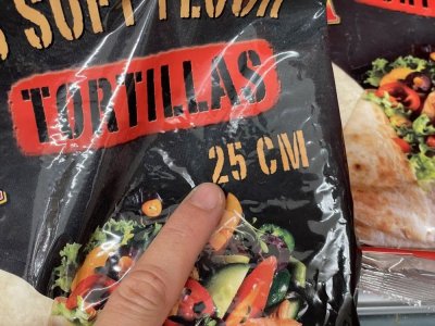 Balení tortill v rukou