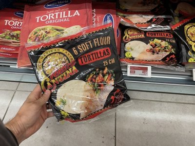 Balení tortill v rukou