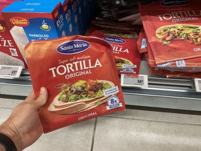 Balení tortill v rukou
