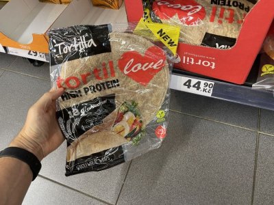 Balení tortill v rukou