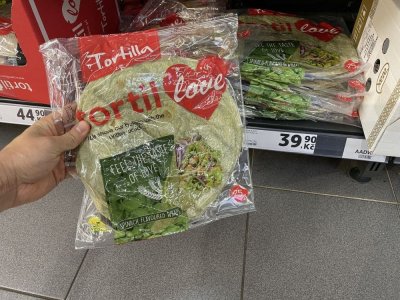 Balení tortill v rukou