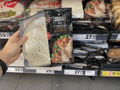 Balení tortill v rukou